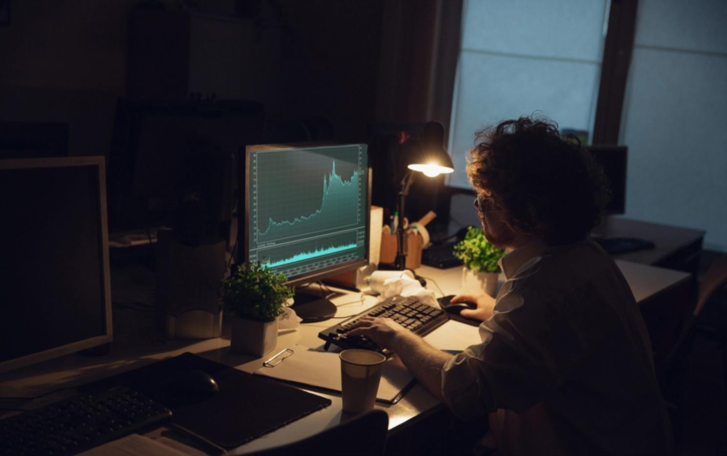 Estudantes utilizando tecnologia de realidade virtual em ambiente educacional moderno