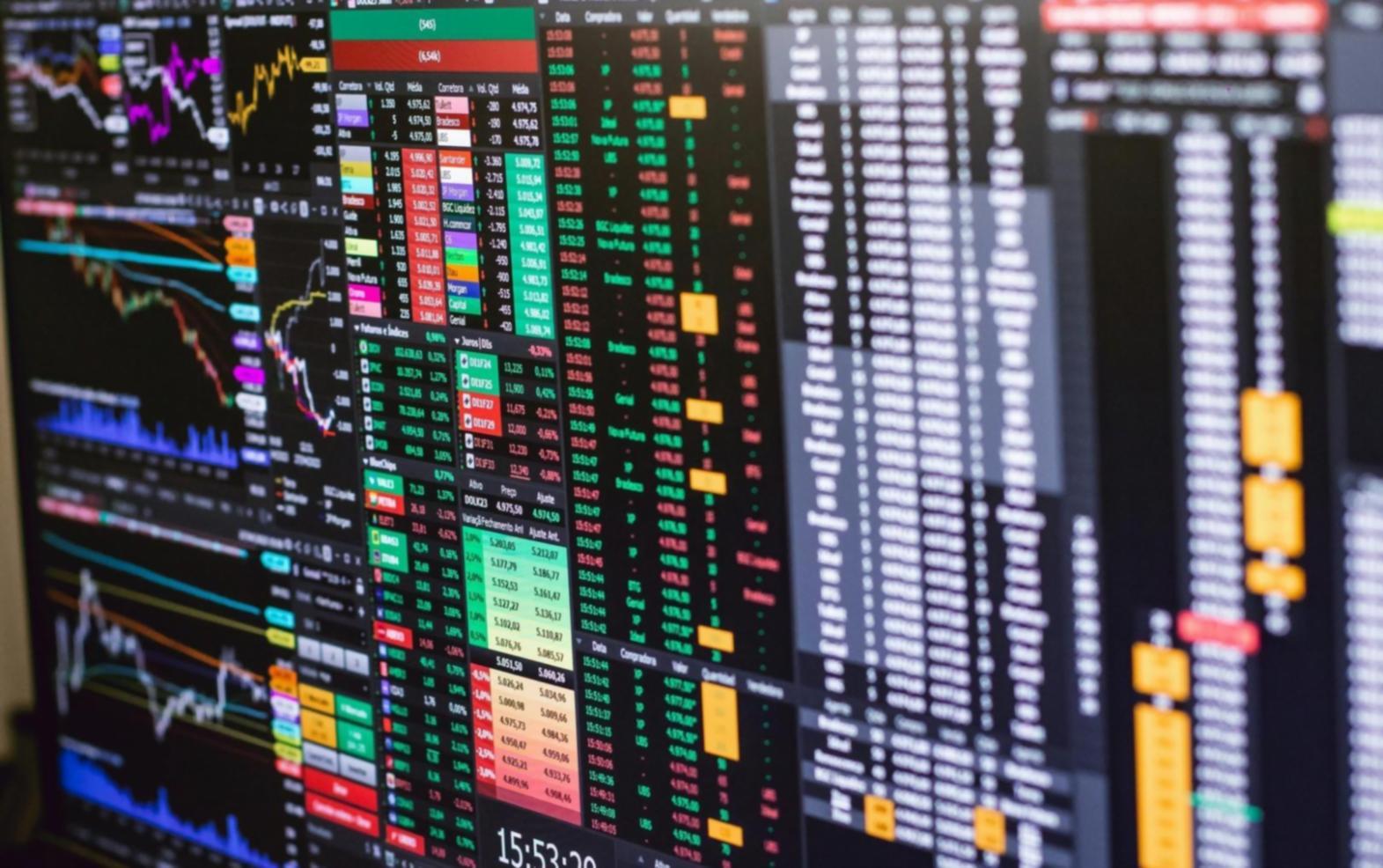 Estudantes utilizando equipamentos de realidade virtual em ambiente educacional moderno