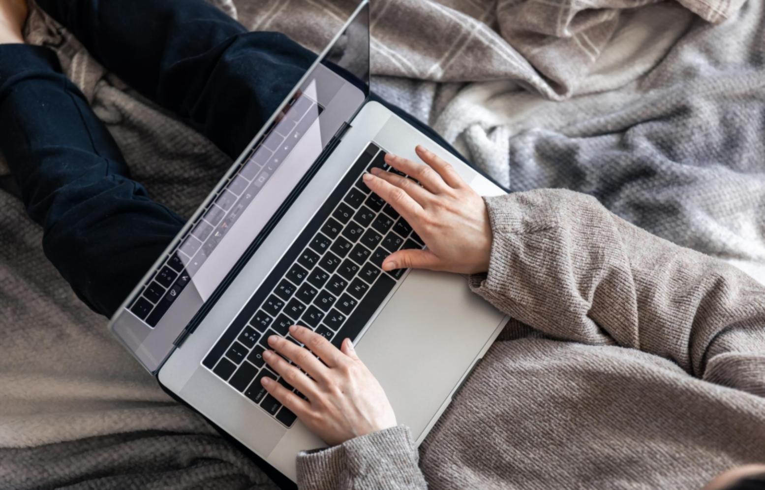 Ambiente educacional moderno com tecnologia de realidade virtual sendo utilizada por estudantes