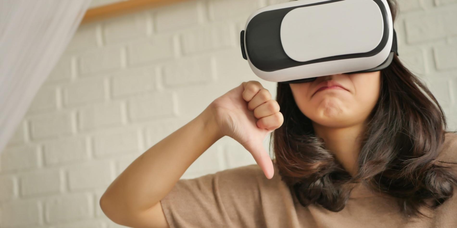 Tecnologia avançada de realidade virtual sendo aplicada em ambiente educacional